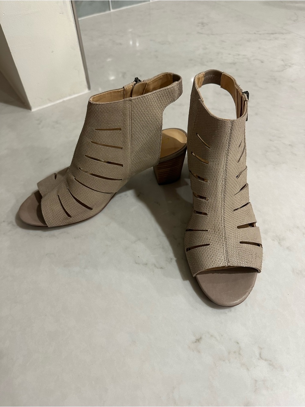 Clark’s Deloria Ivy Taupe Cutout Peep-Toe Block Heel Sandals Sz 8.5